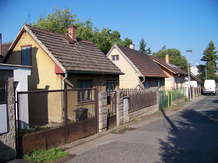 nouzova-kolonie-za-drahou-domy